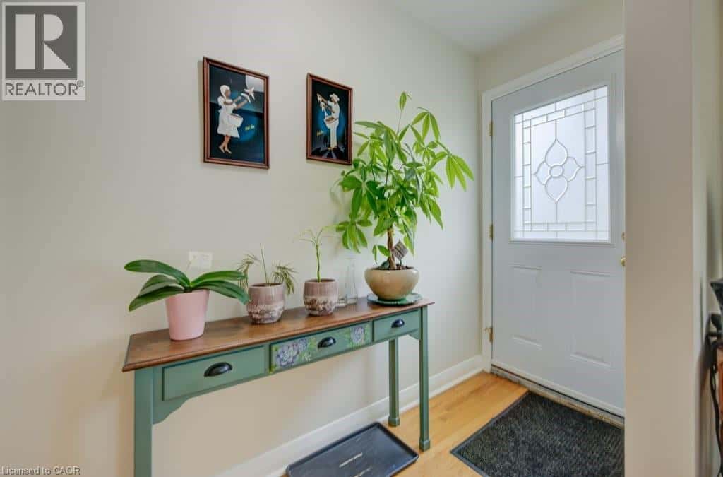 1 BRYANT Court — Hamilton, Ontario - Photo 4 of 36