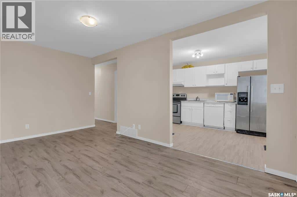 760 Rae STREET — Regina, Saskatchewan - Photo 2 of 7