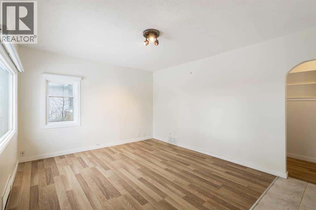 2810 9 Avenue SE — Calgary, Alberta - Photo 4 of 41