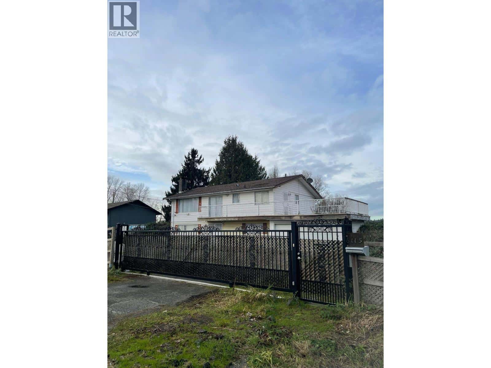 6115 9TH AVENUE — Burnaby, British Columbia - Photo 4 of 9