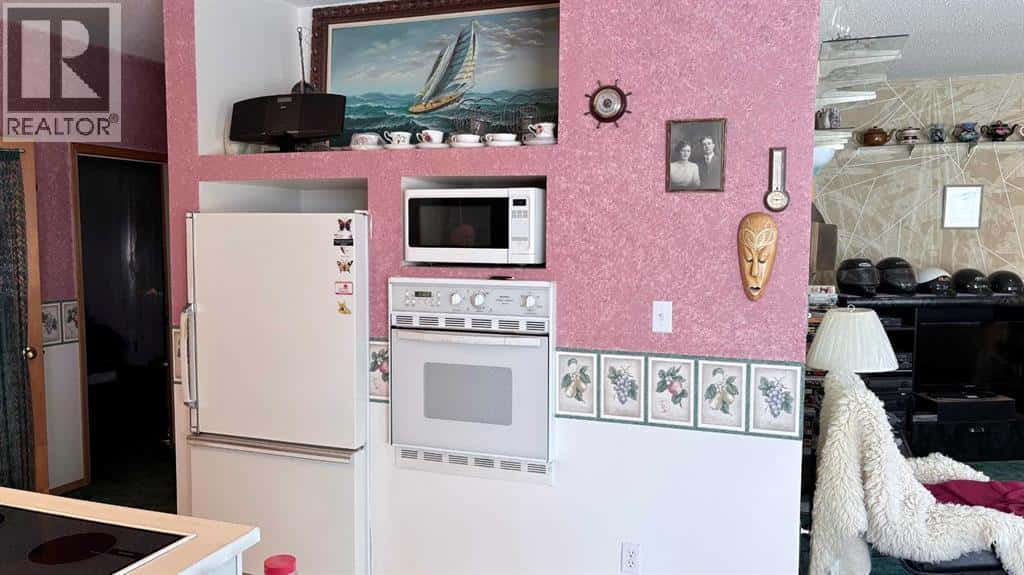 8029 TWP 102 — Seven Persons, Alberta - Photo 2 of 27