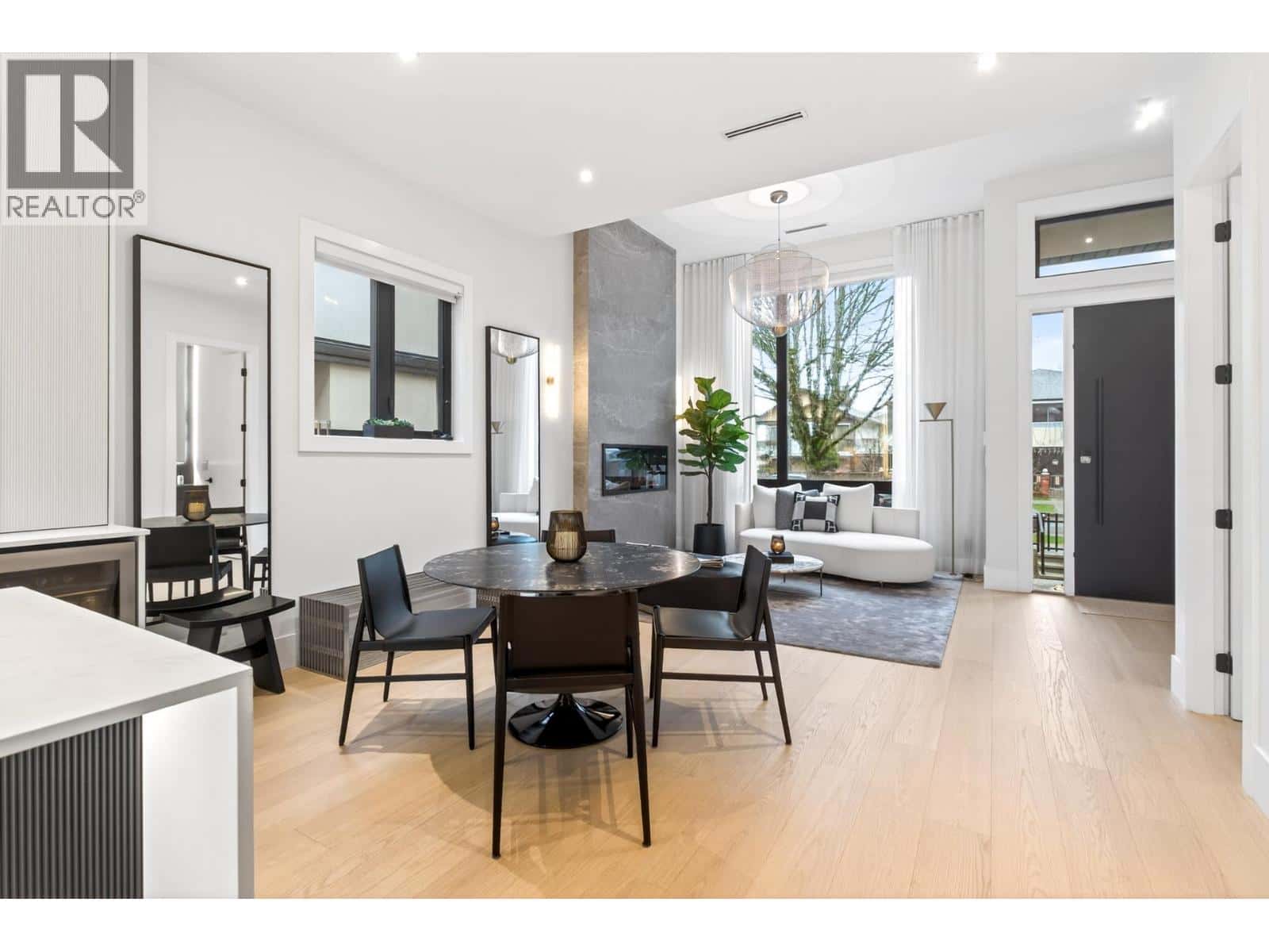 4066 TRIUMPH STREET — Burnaby, British Columbia - Photo 2 of 40