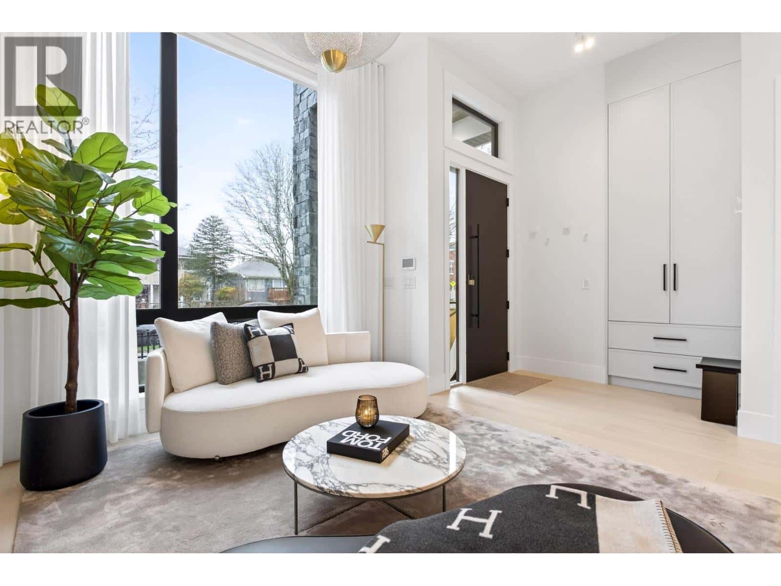 4066 TRIUMPH STREET — Burnaby, British Columbia - Photo 4 of 40