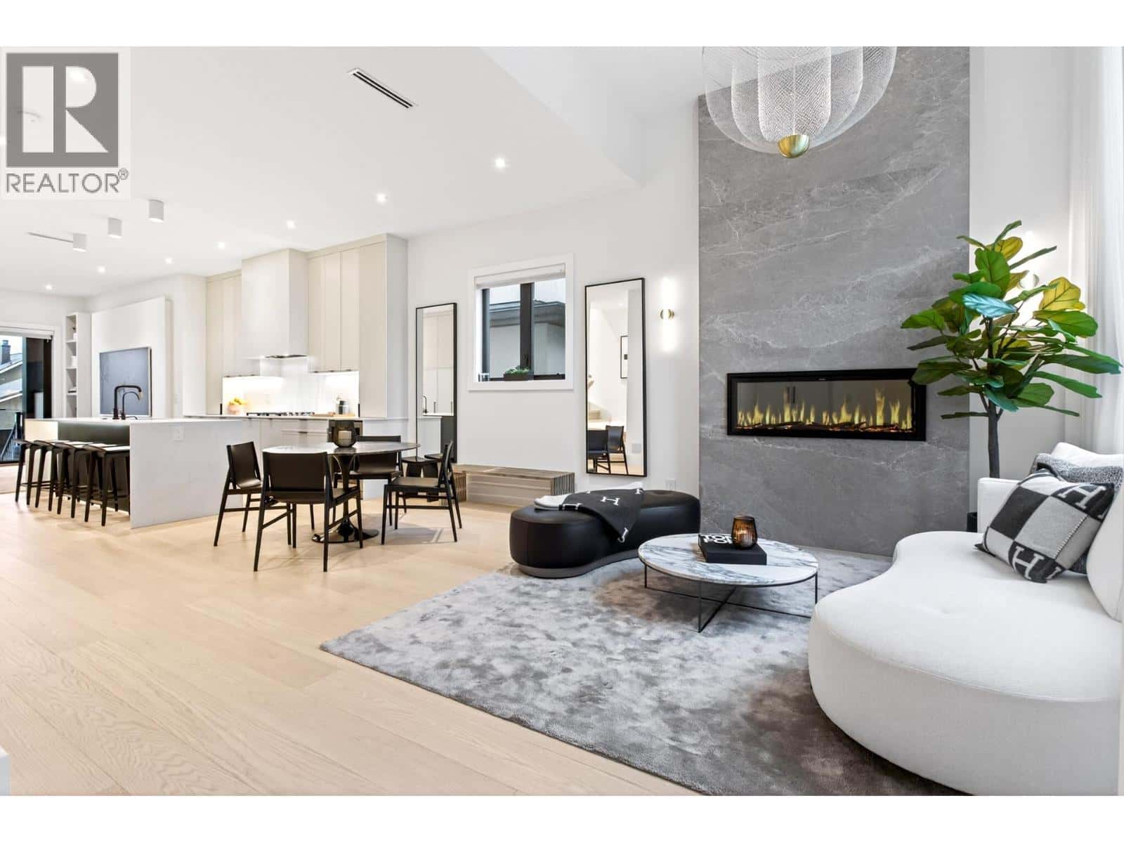 4066 TRIUMPH STREET — Burnaby, British Columbia - Photo 3 of 40