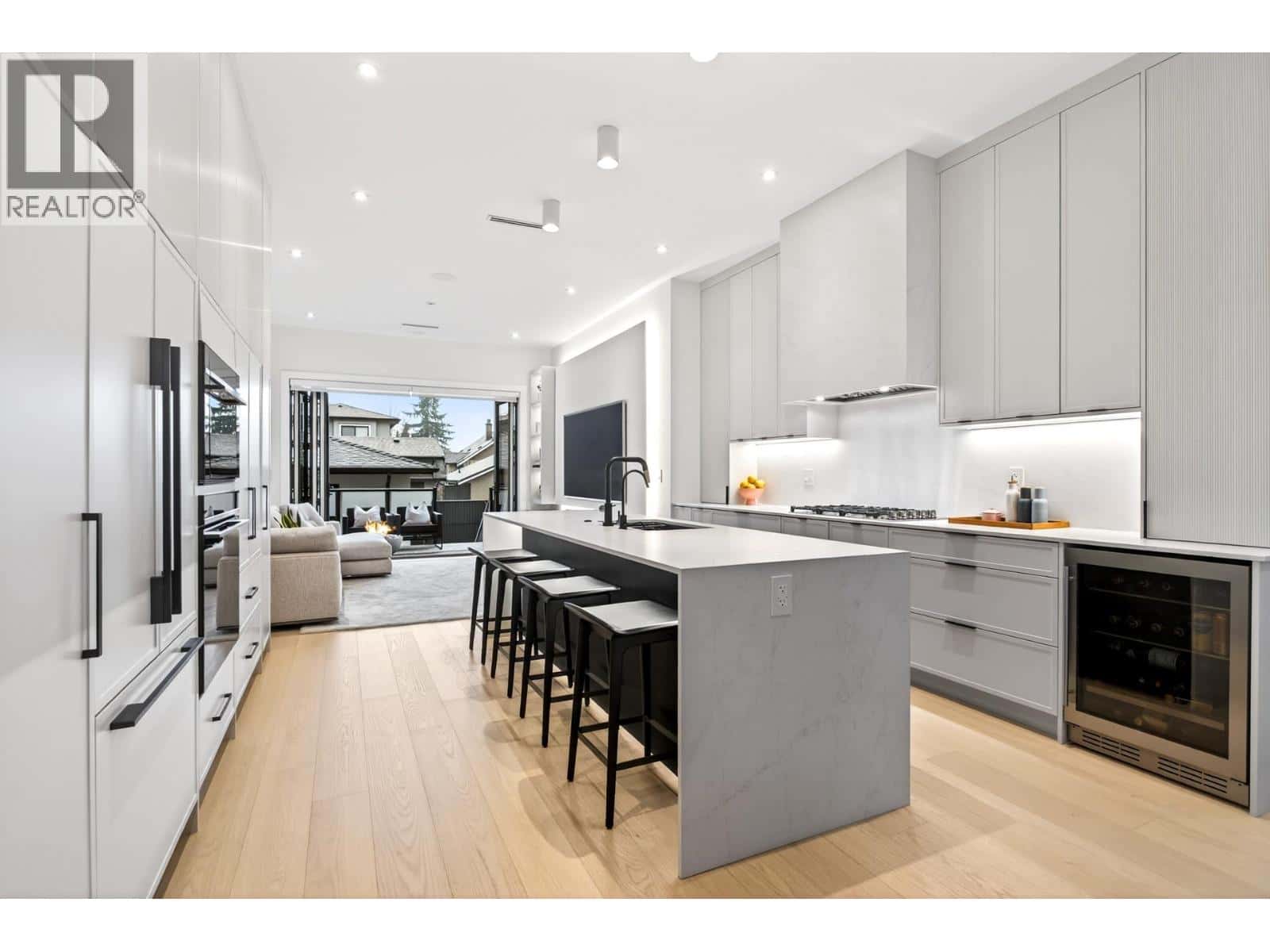 4066 TRIUMPH STREET — Burnaby, British Columbia - Photo 5 of 40