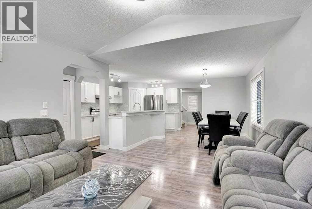 9214 Saddlebrook Drive NE — Calgary, Alberta - Photo 4 of 29