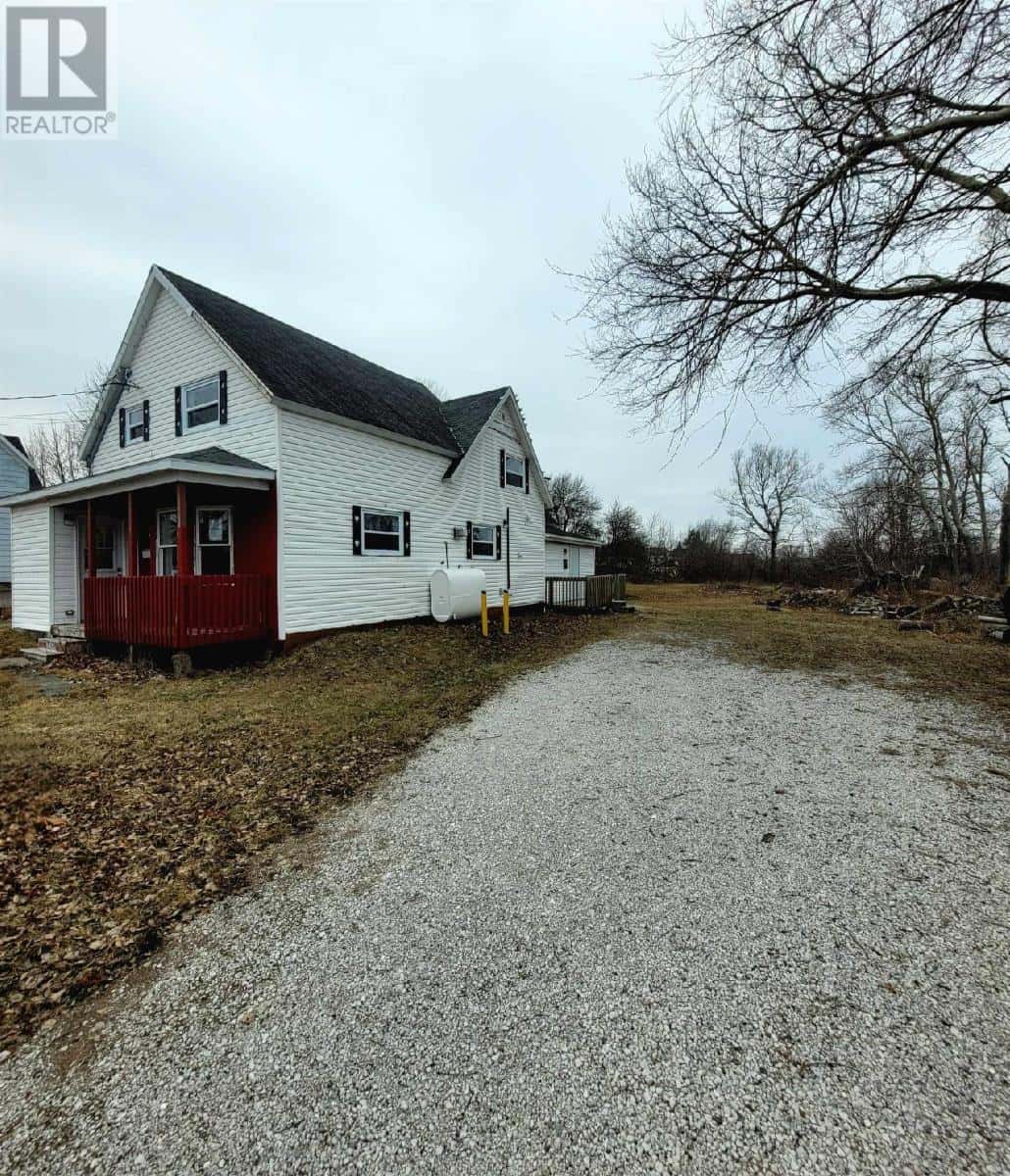 4 Queen Street — Sydney Mines, Nova Scotia - Photo 3 of 42