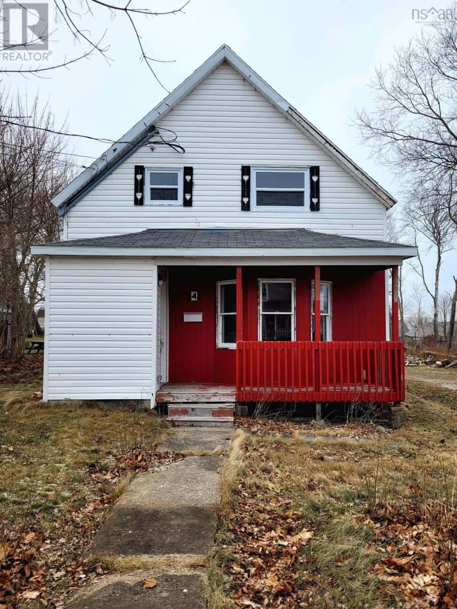 4 Queen Street — Sydney Mines, Nova Scotia - Photo 2 of 42