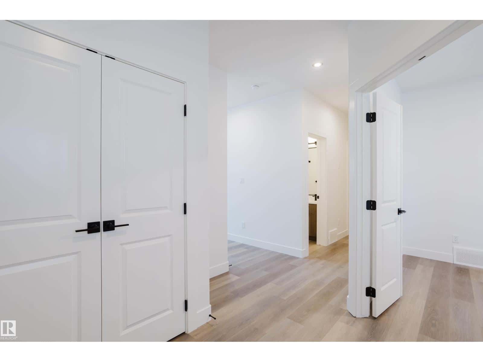 805 ELDERBERRY CO NW — Edmonton, Alberta - Photo 4 of 46