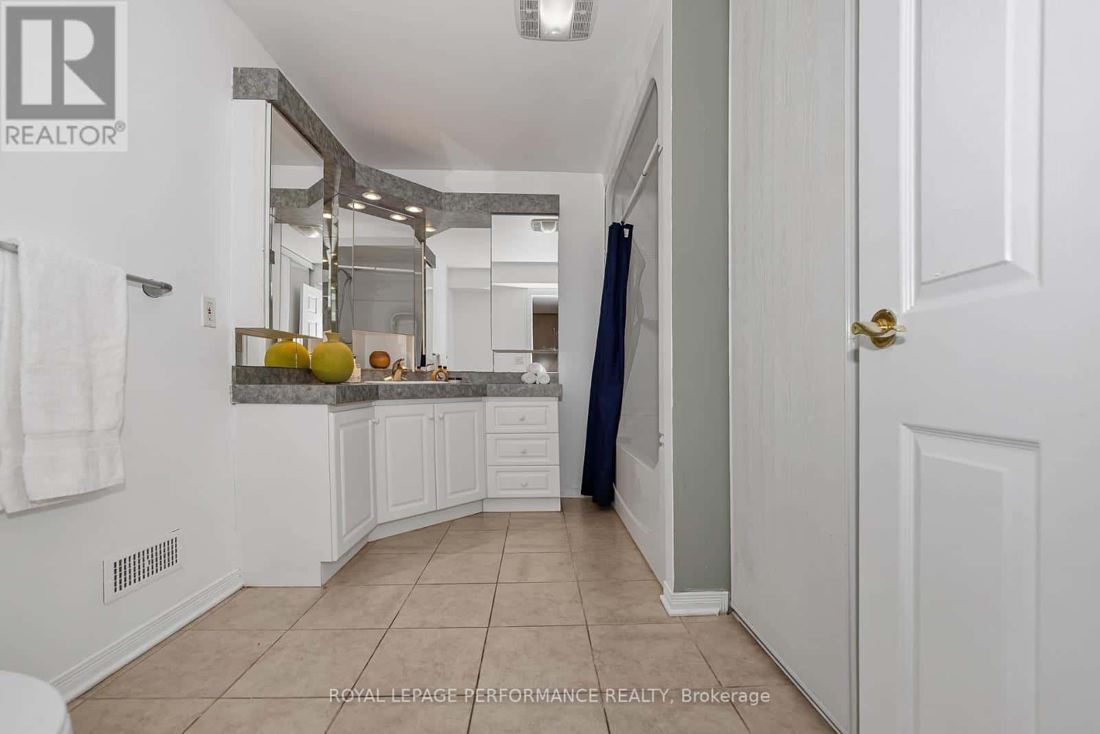 644 VALIN STREET — Ottawa, Ontario - Photo 5 of 43