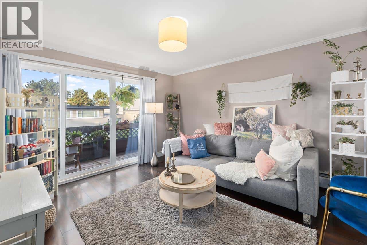 308 2025 W 2ND AVENUE — Vancouver, British Columbia - Photo 4 of 22