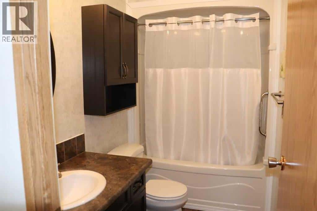 4824 52 Street — Lougheed, Alberta - Photo 3 of 62