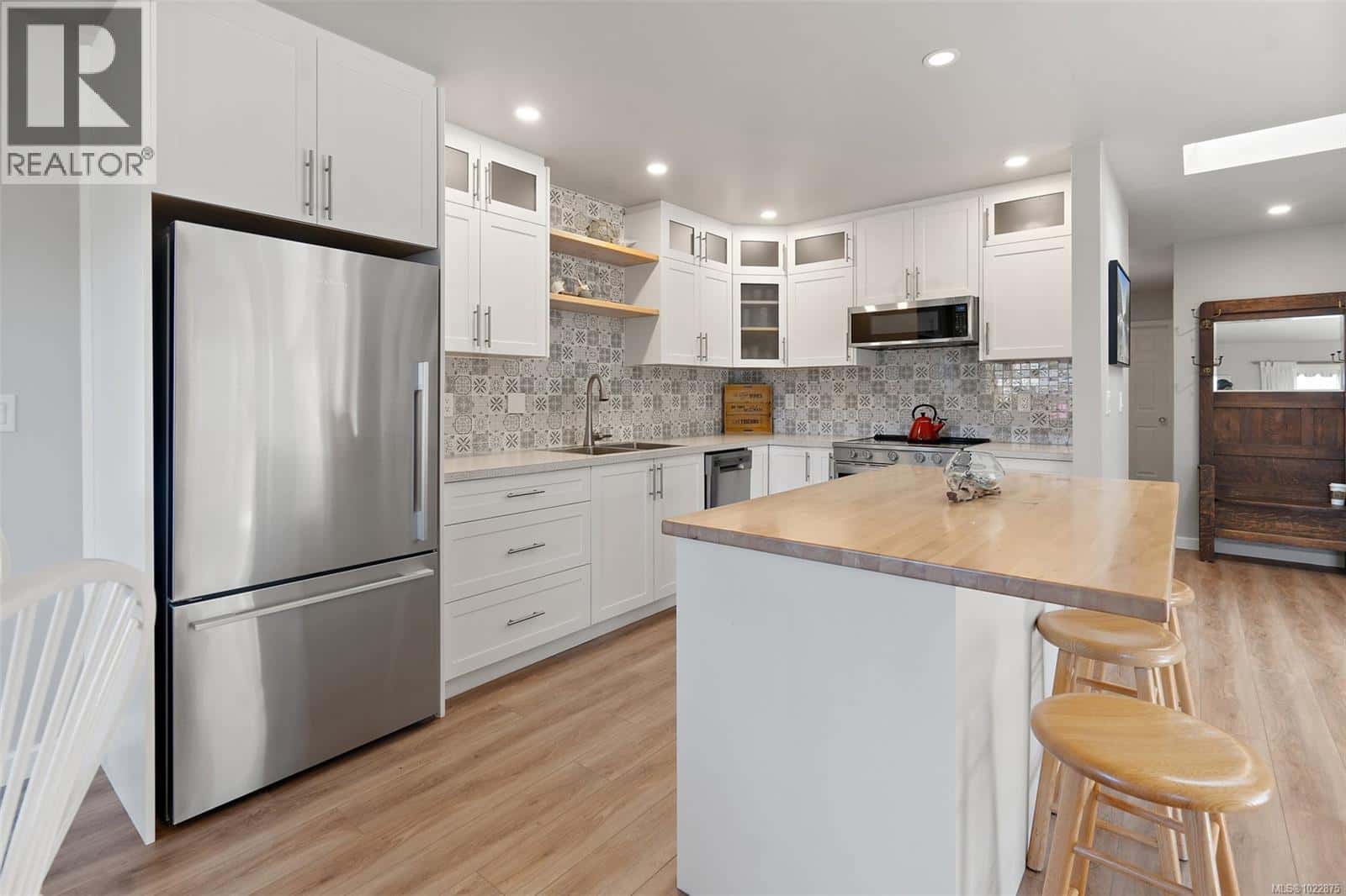 6 10008 Third St — Sidney, British Columbia - Photo 2 of 22