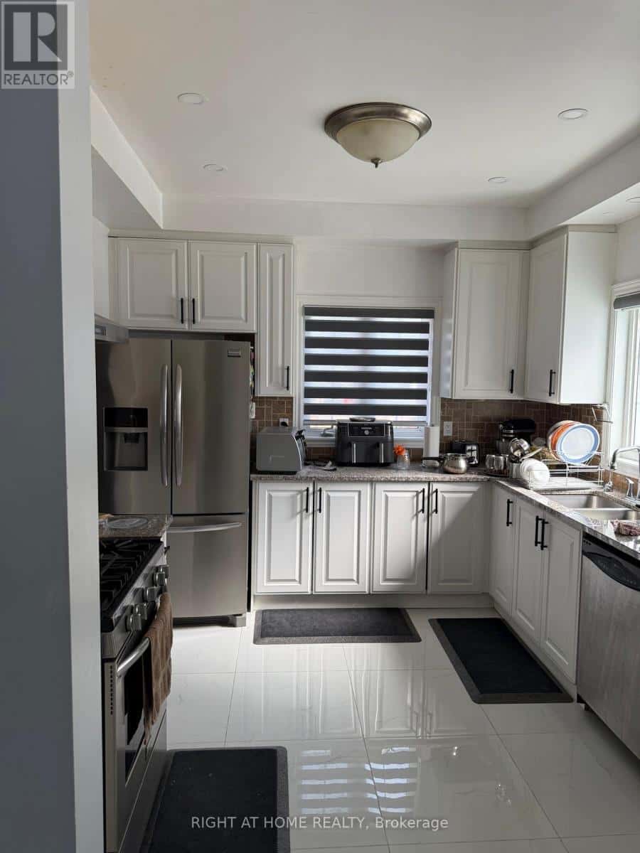 29 LAURENTIDE CRESCENT — Brampton (Vales of Castlemore North), Ontario - Photo 4 of 12