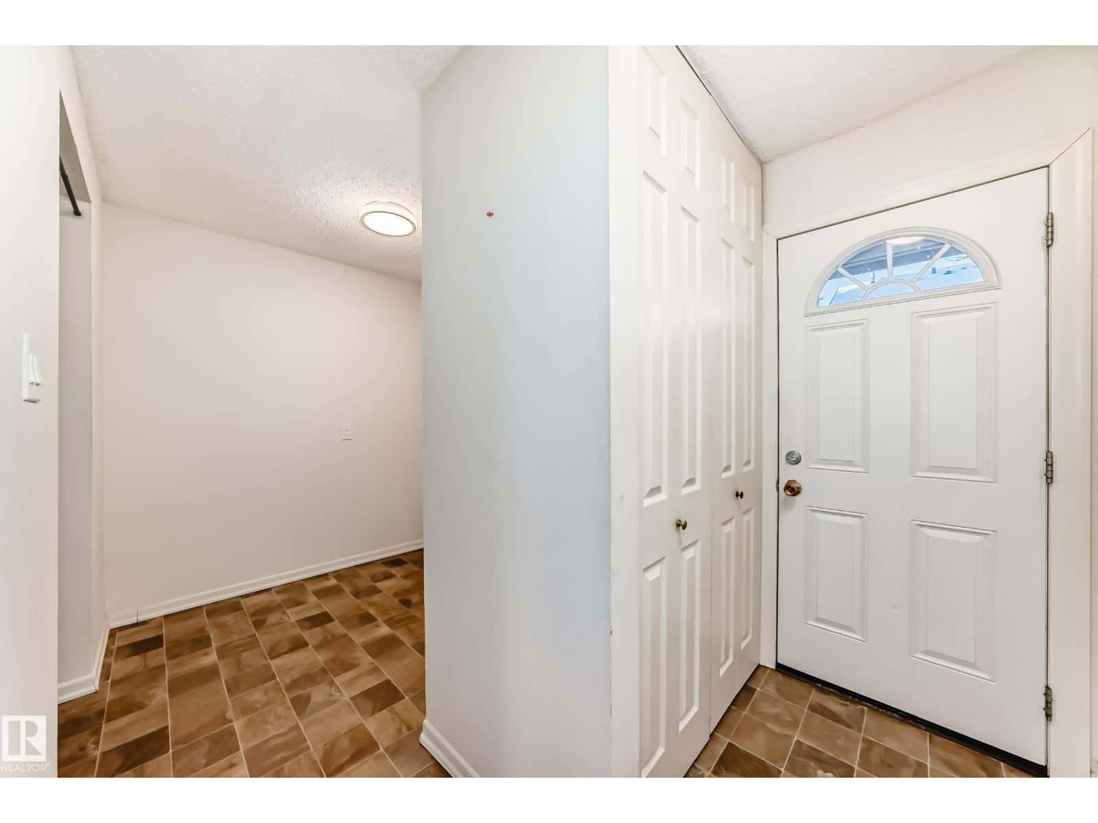 531 ABBOTTSFIELD RD NW — Edmonton, Alberta - Photo 2 of 23