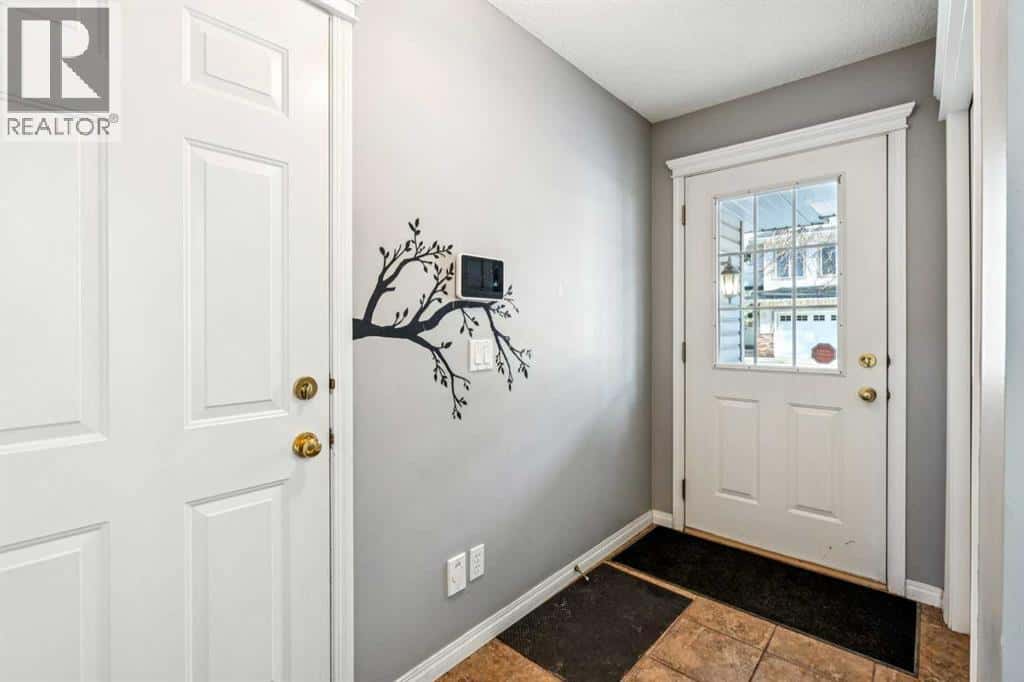 22 Country Hills Cove NW — Calgary, Alberta - Photo 2 of 24