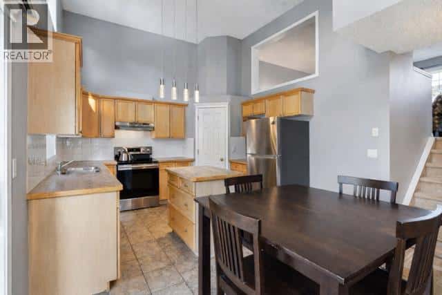 22 Country Hills Cove NW — Calgary, Alberta - Photo 3 of 24