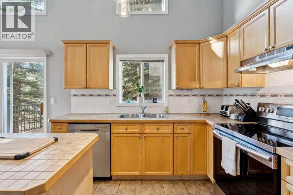 22 Country Hills Cove NW — Calgary, Alberta - Photo 5 of 24