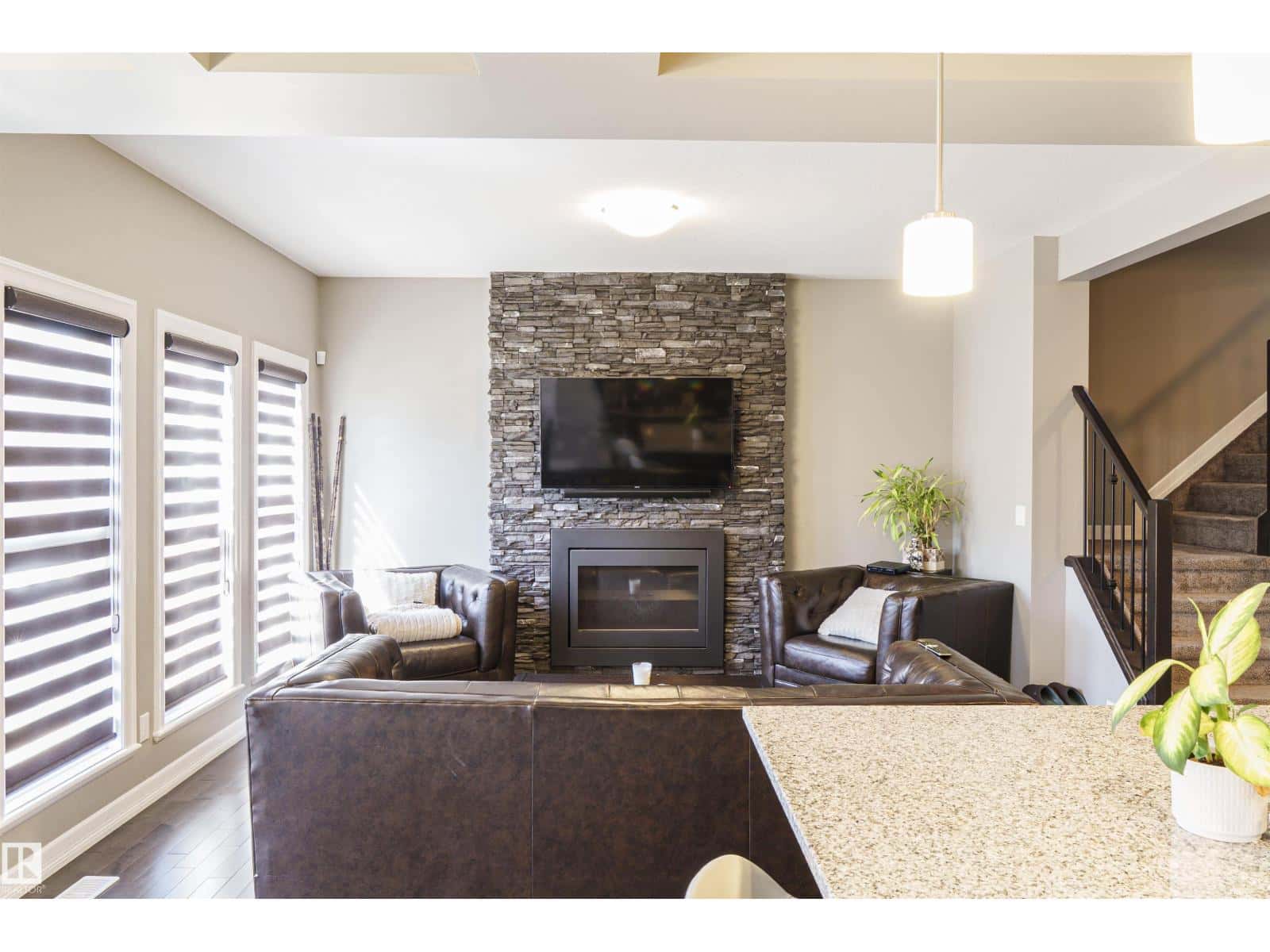 3307 HILTON CR NW — Edmonton, Alberta - Photo 2 of 29