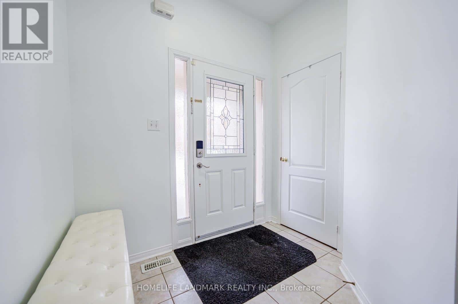 30 RICHARD COULSON CRESCENT — Whitchurch-Stouffville (Stouffville), Ontario - Photo 5 of 43