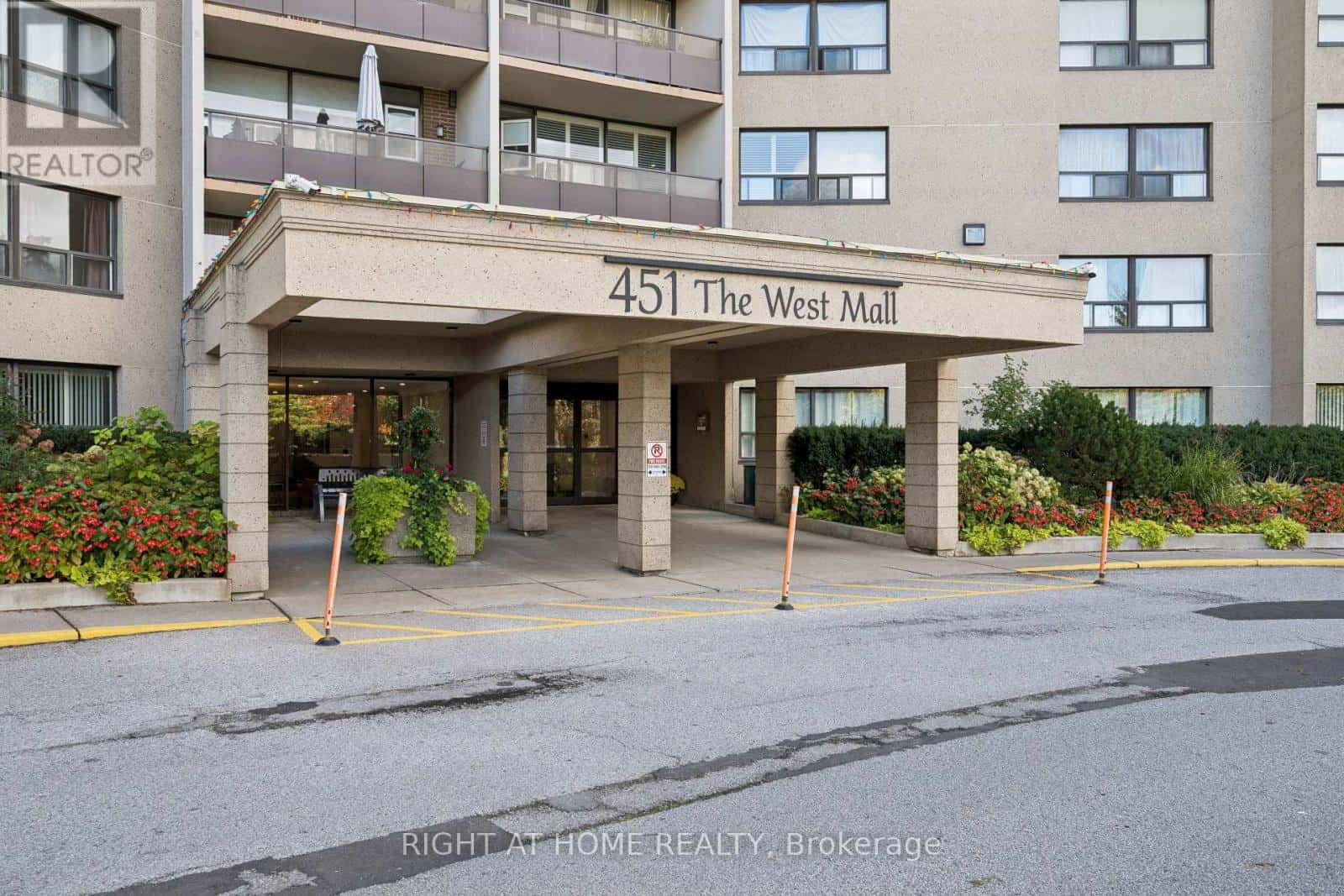 1120 - 451 THE WEST MALL — Toronto (Etobicoke West Mall), Ontario - Photo 2 of 26