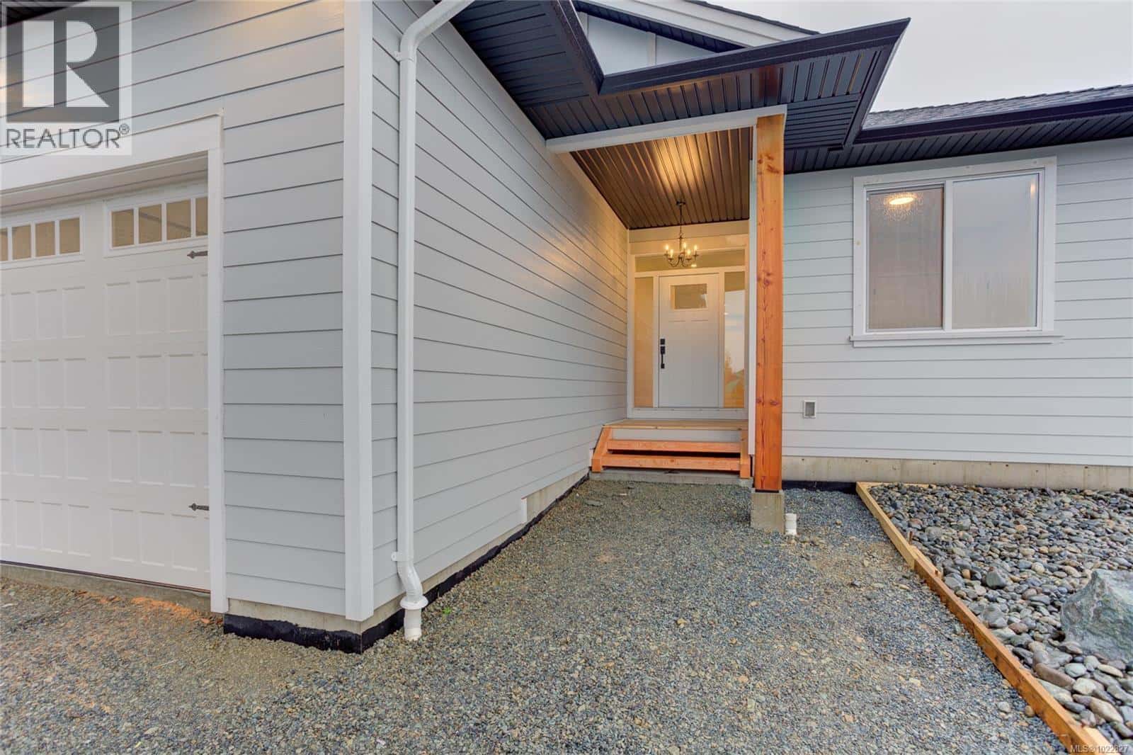 549 Mountain View Dr — Lake Cowichan, British Columbia - Photo 4 of 66