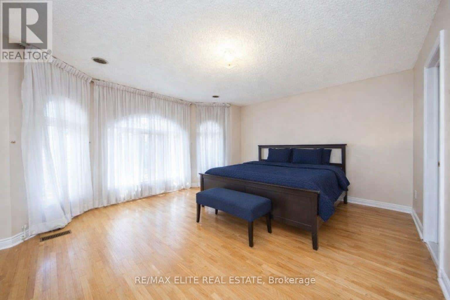 5 EMMELINE CRESCENT — Toronto (Agincourt South-Malvern West), Ontario - Photo 5 of 9