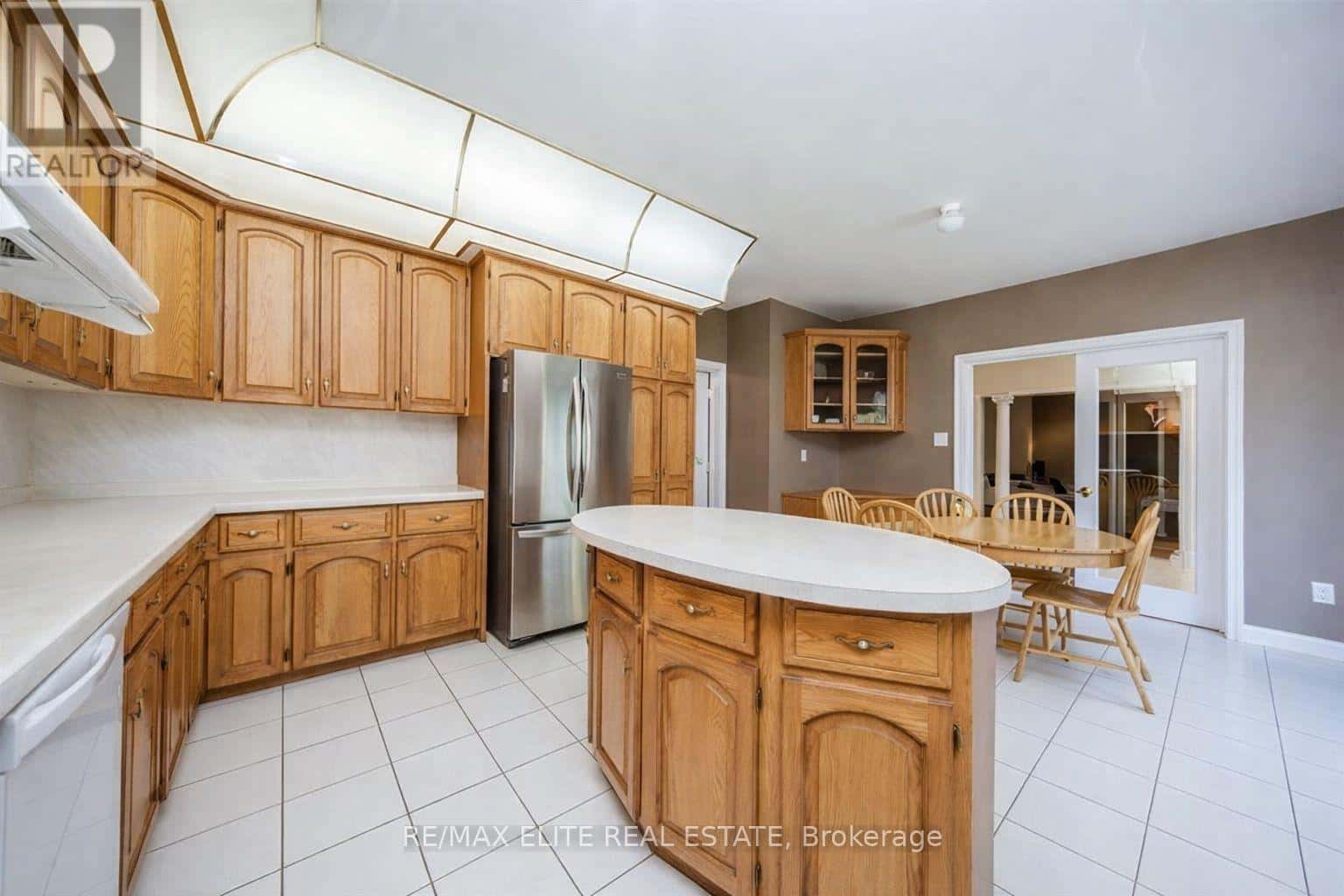 5 EMMELINE CRESCENT — Toronto (Agincourt South-Malvern West), Ontario - Photo 4 of 9