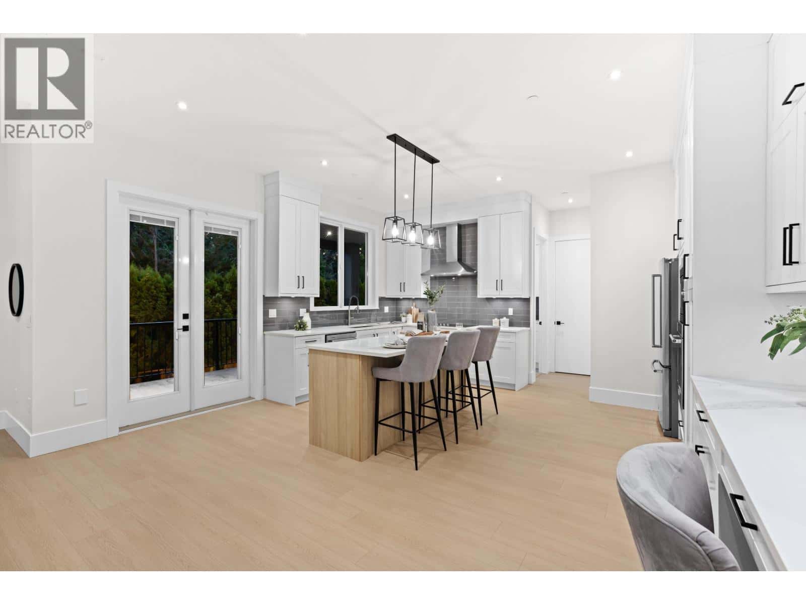 11048 243B STREET — Maple Ridge, British Columbia - Photo 4 of 35