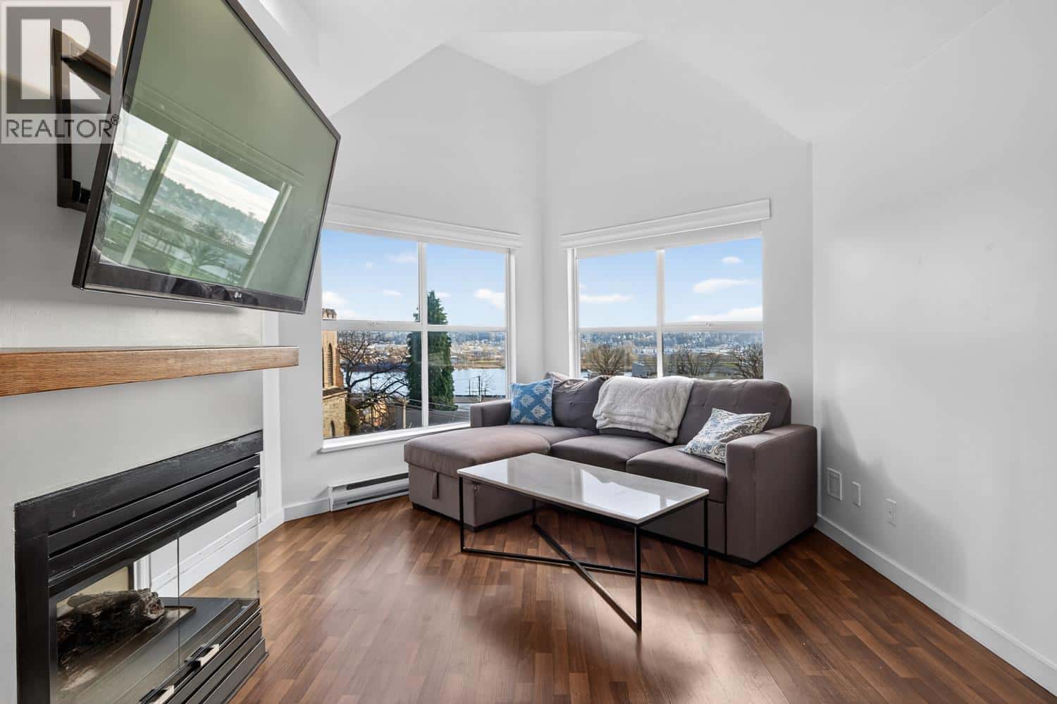 401 509 CARNARVON STREET — New Westminster, British Columbia - Photo 2 of 27