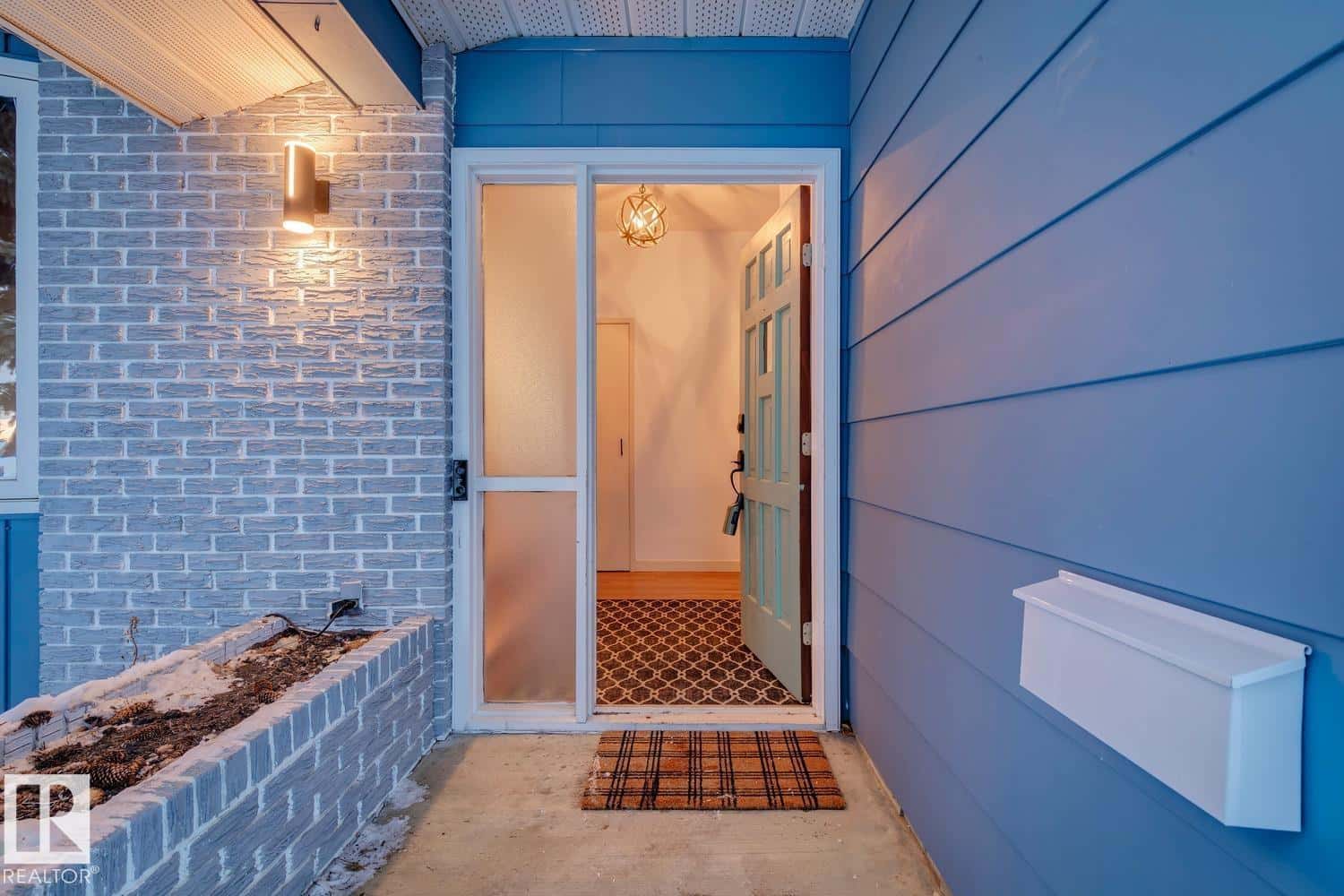 6412 36 AV NW — Edmonton, Alberta - Photo 2 of 42