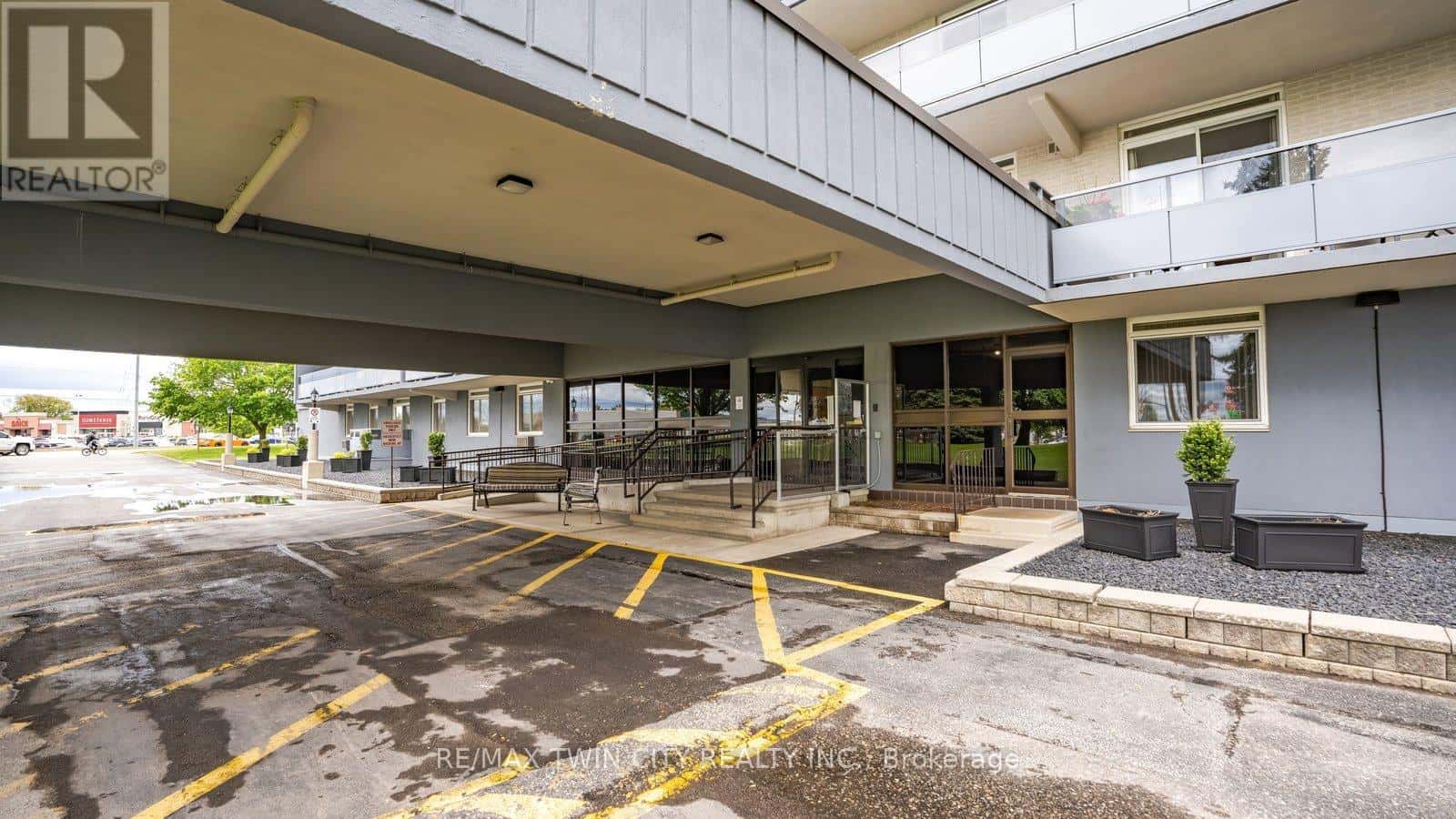 300 - 640 WEST STREET W — Brantford, Ontario - Photo 5 of 50