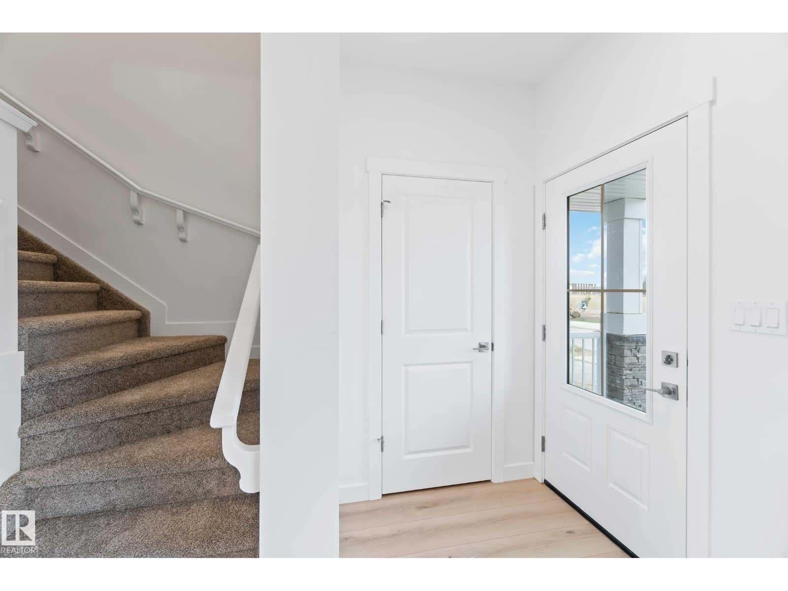 1013 ASTER BV NW — Edmonton, Alberta - Photo 5 of 47