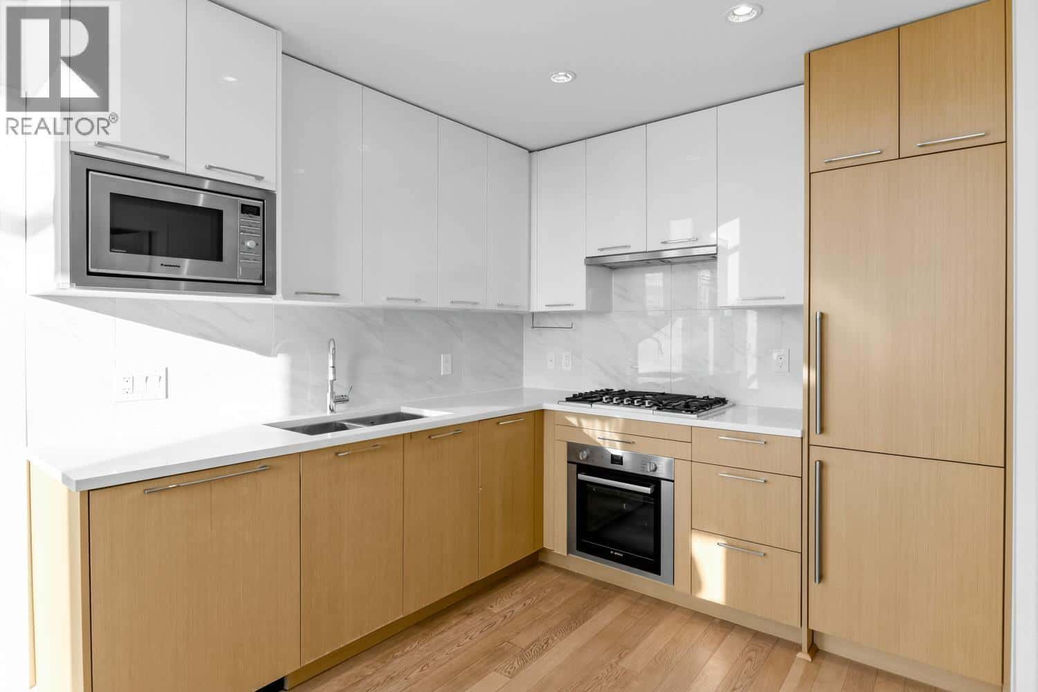 426 4033 MAY DRIVE — Richmond, British Columbia - Photo 5 of 28