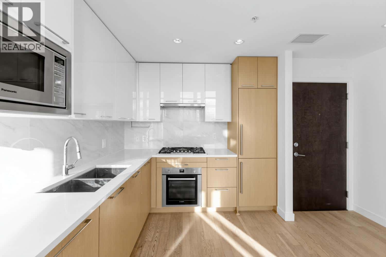 426 4033 MAY DRIVE — Richmond, British Columbia - Photo 4 of 28