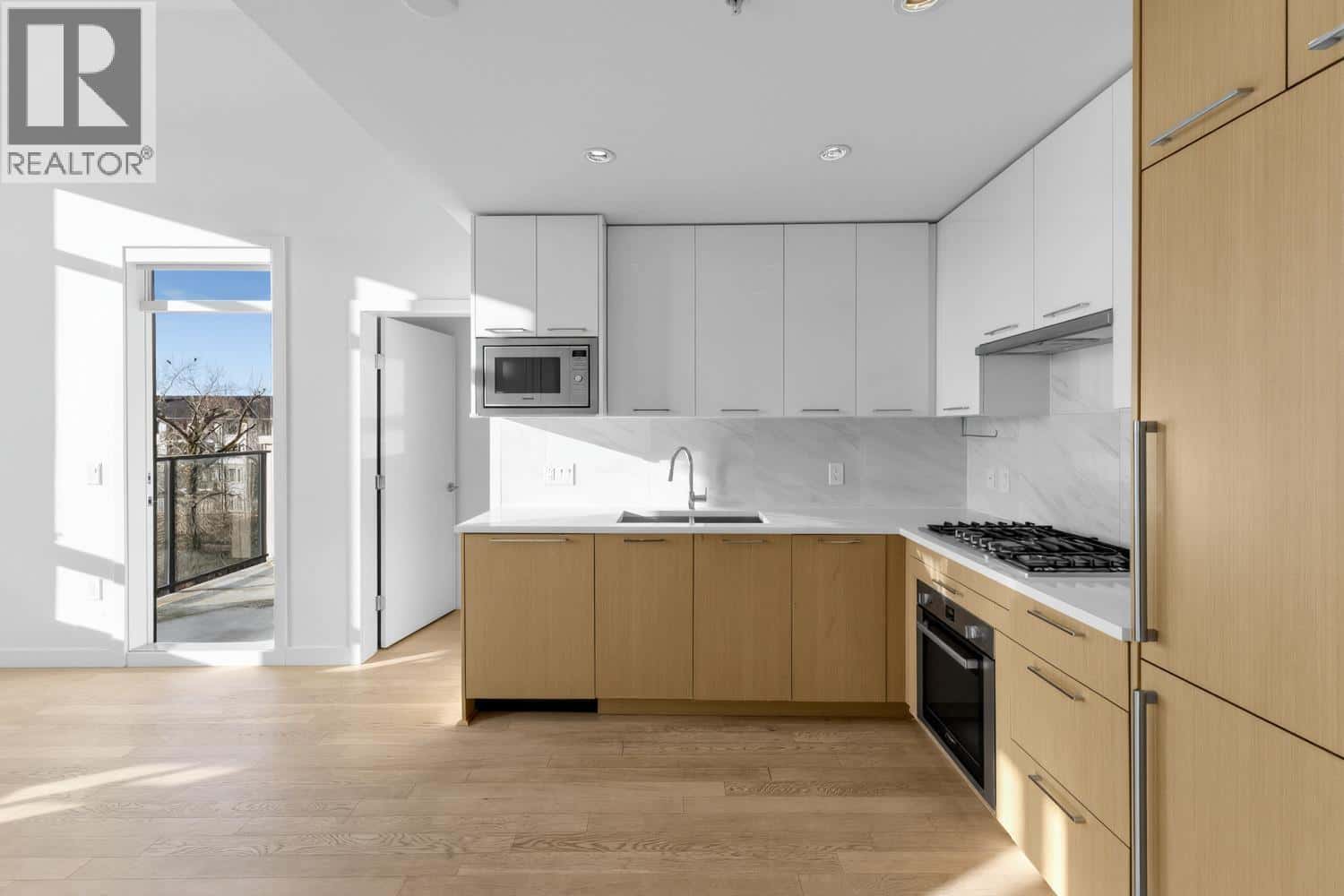 426 4033 MAY DRIVE — Richmond, British Columbia - Photo 3 of 28