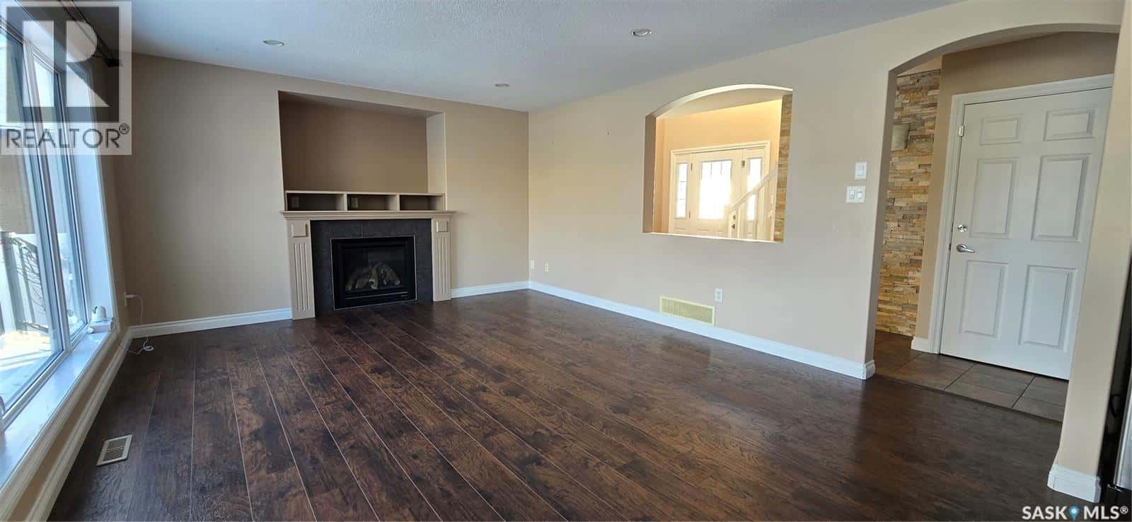 2523 Broderick ROAD — Regina, Saskatchewan - Photo 2 of 37