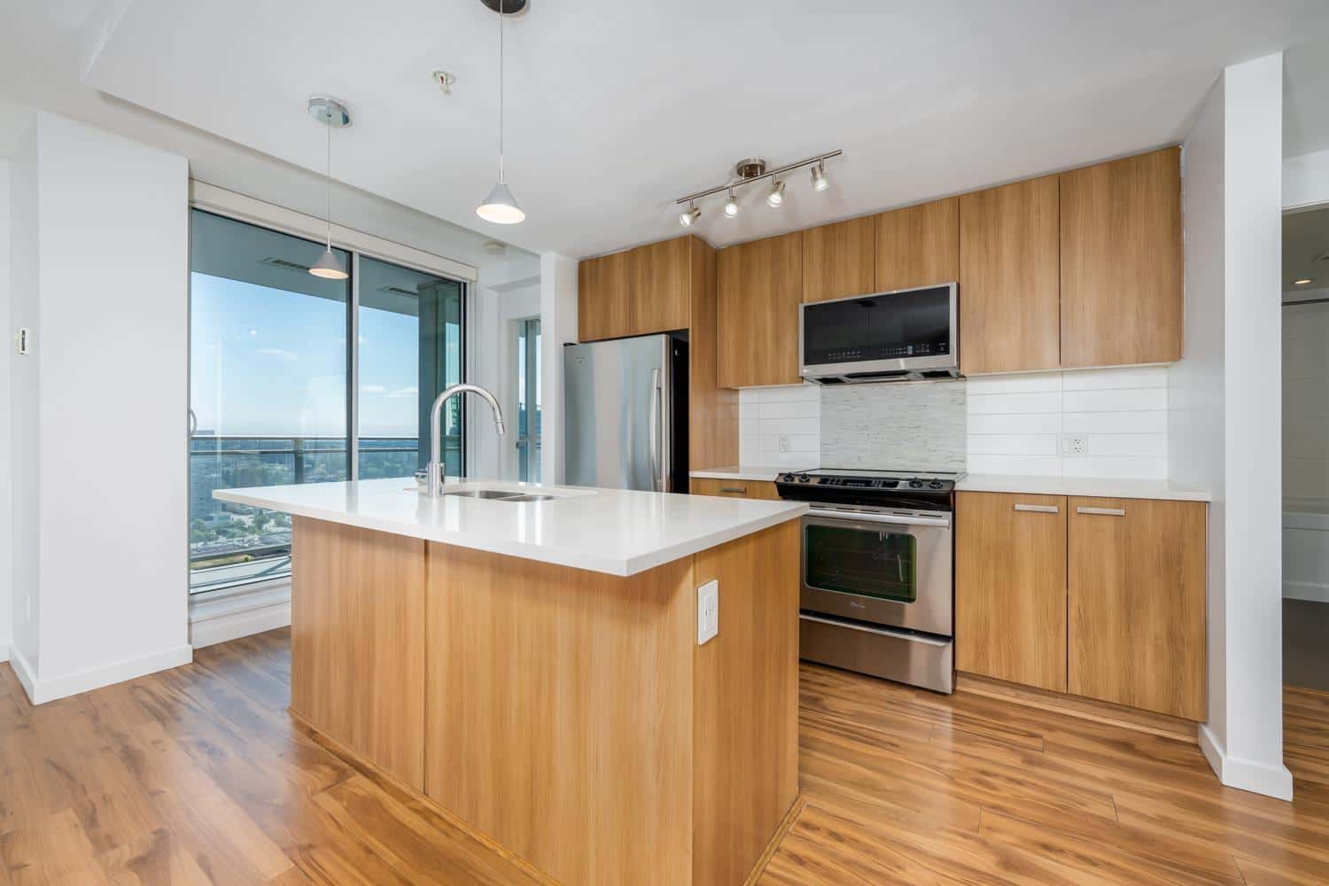 3305 13325 102A AVENUE — Surrey, British Columbia - Photo 4 of 24