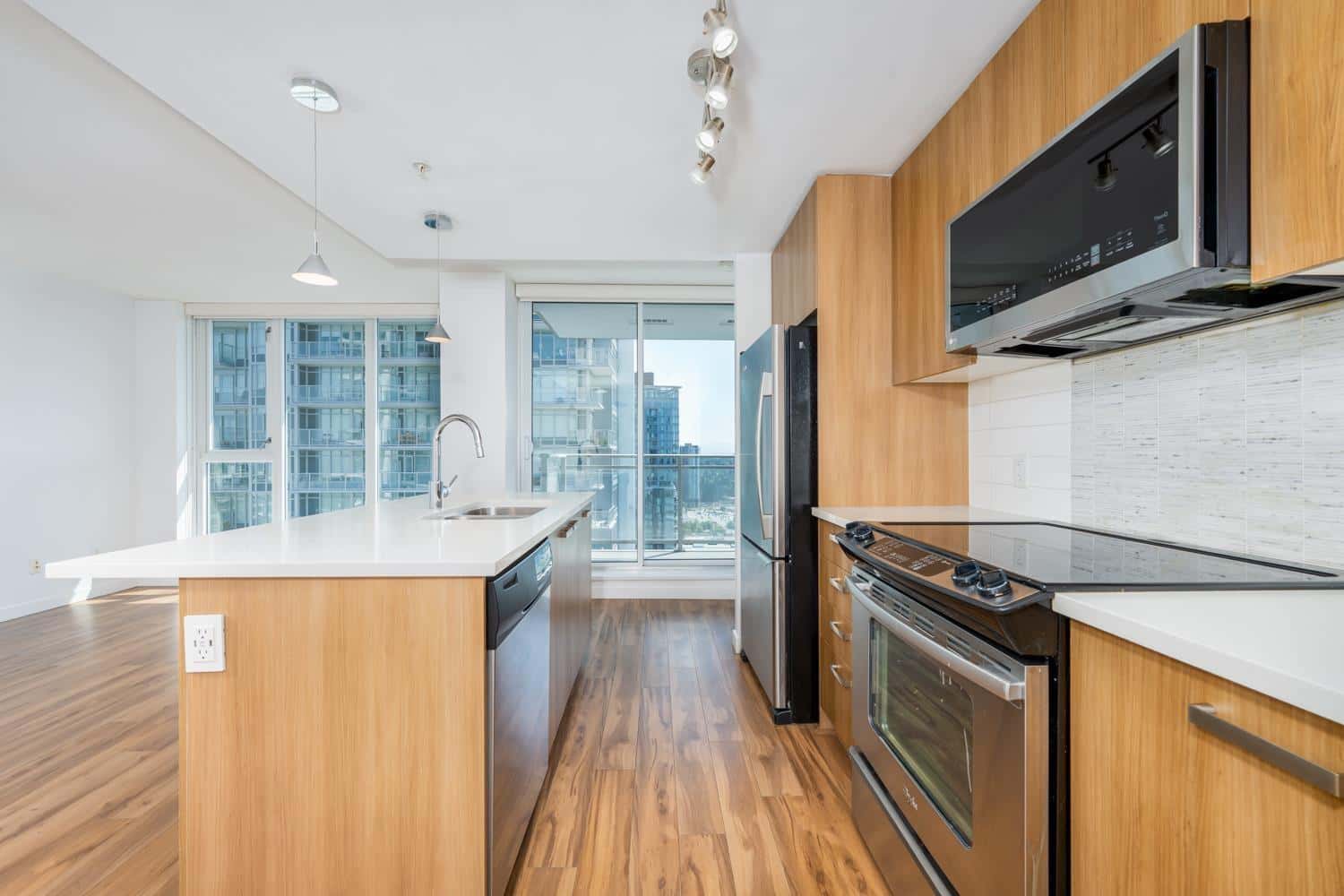 3305 13325 102A AVENUE — Surrey, British Columbia - Photo 3 of 24