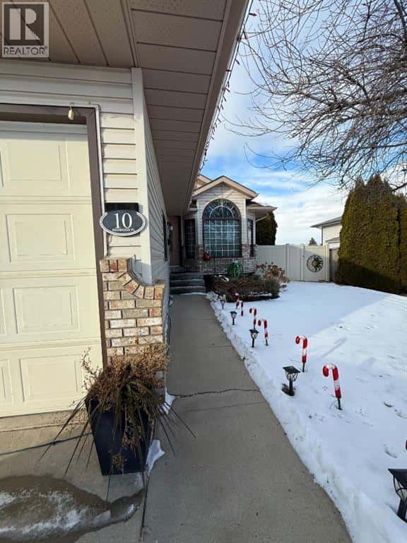 10 Redwood Place SE — Medicine Hat, Alberta - Photo 2 of 2