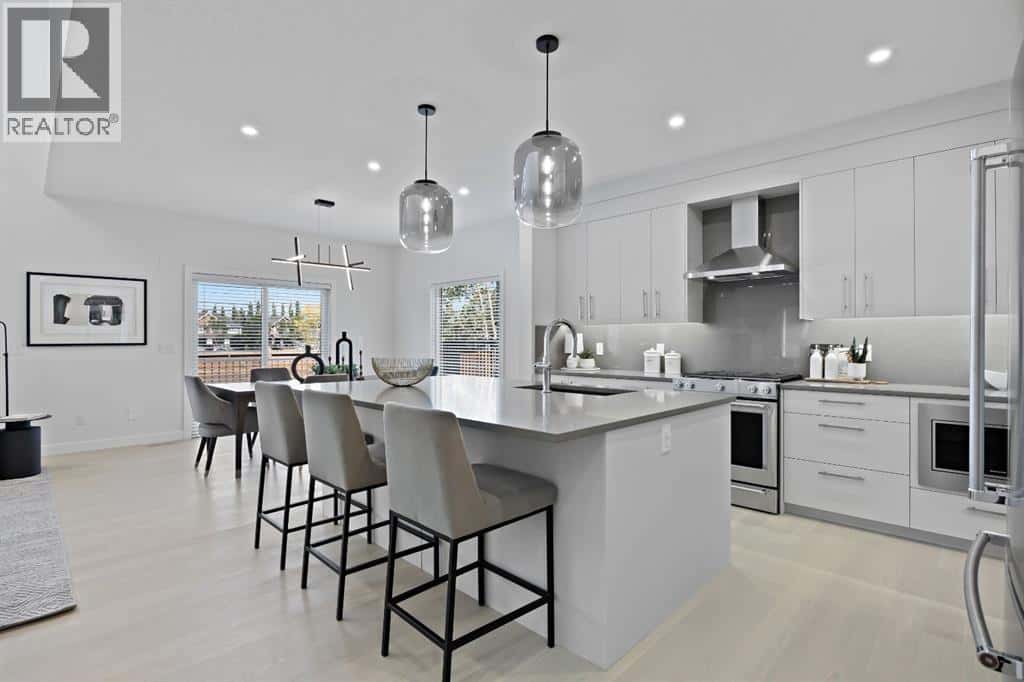 46 Westland Park SW — Calgary, Alberta - Photo 2 of 37