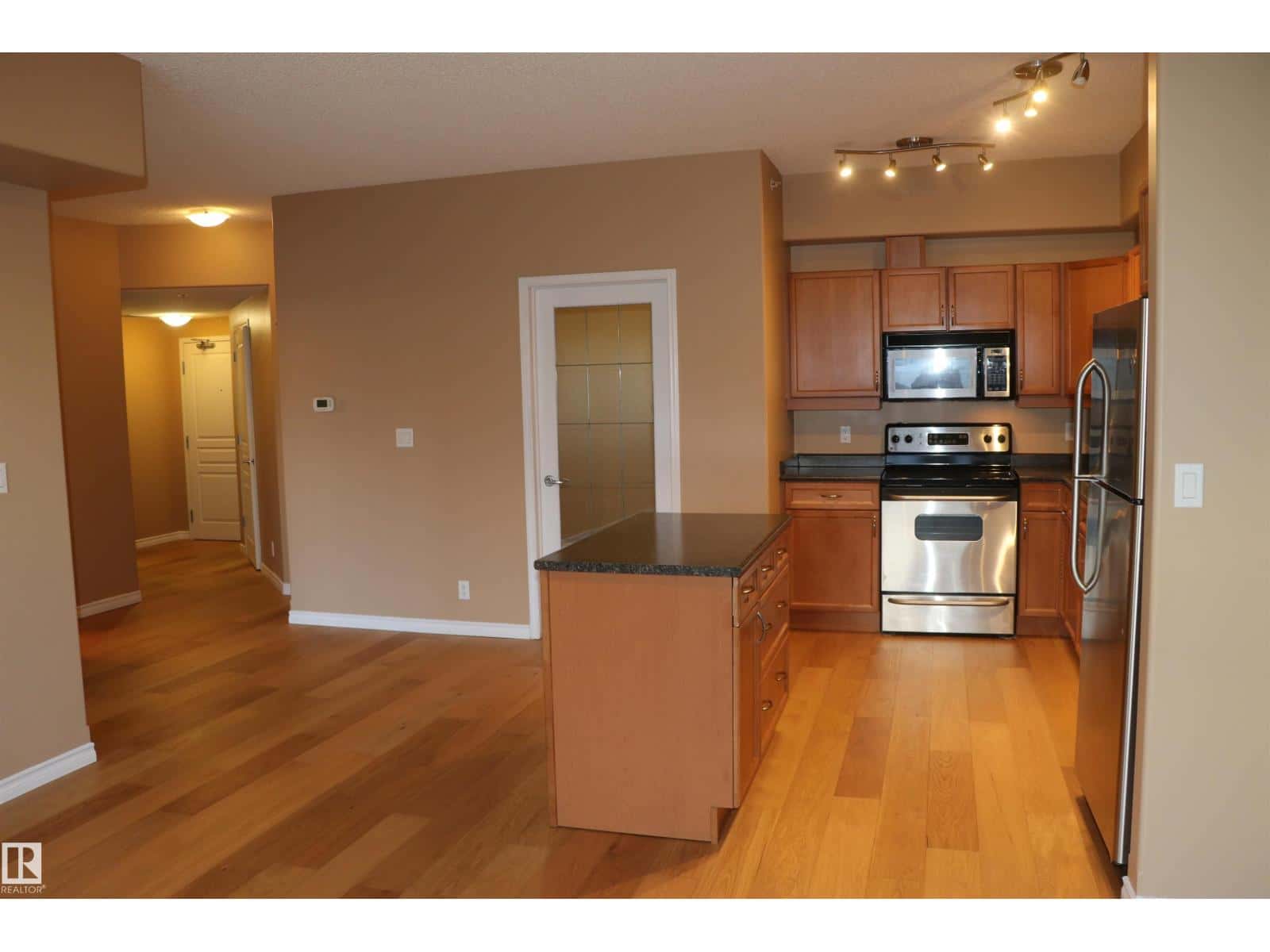 #405 10319 111 ST NW — Edmonton, Alberta - Photo 3 of 27