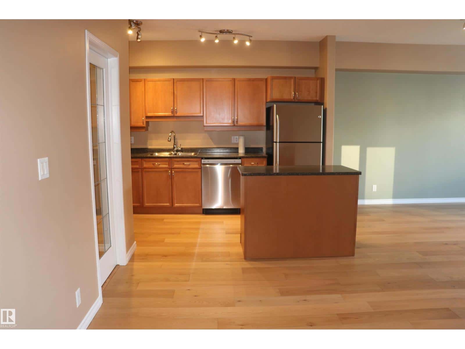 #405 10319 111 ST NW — Edmonton, Alberta - Photo 5 of 27