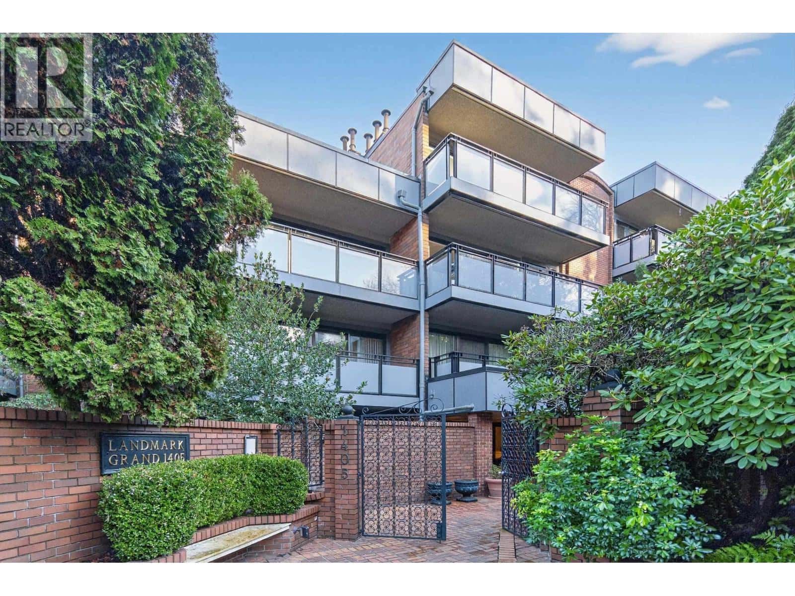 605 1405 W 15TH AVENUE — Vancouver, British Columbia - Photo 3 of 24