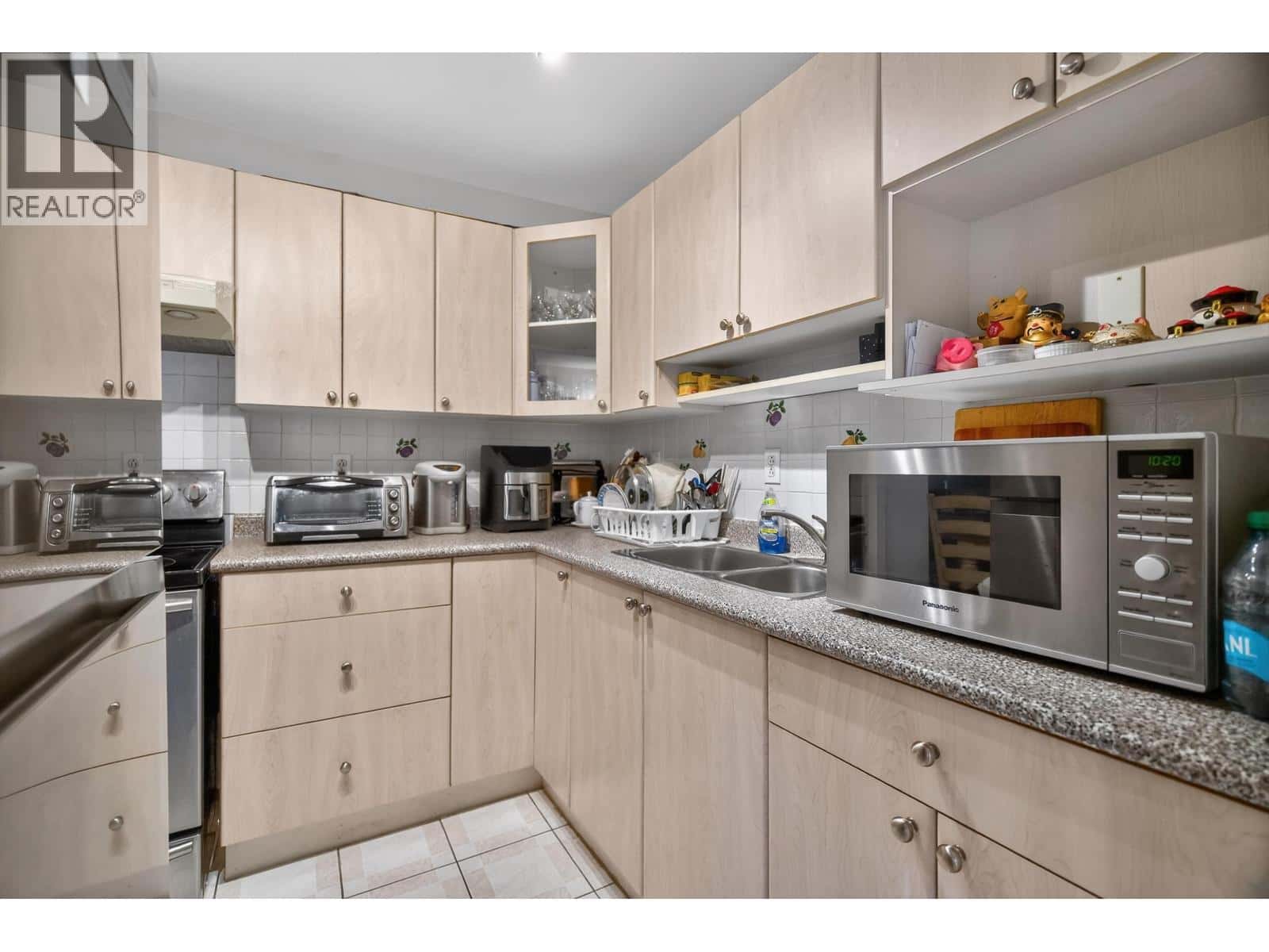 605 1405 W 15TH AVENUE — Vancouver, British Columbia - Photo 5 of 24