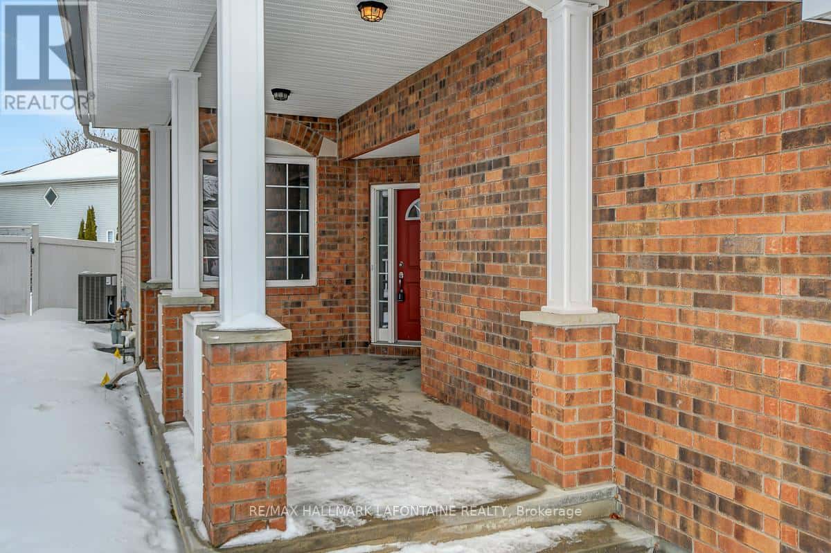 919 SCALA AVENUE — Ottawa, Ontario - Photo 2 of 37