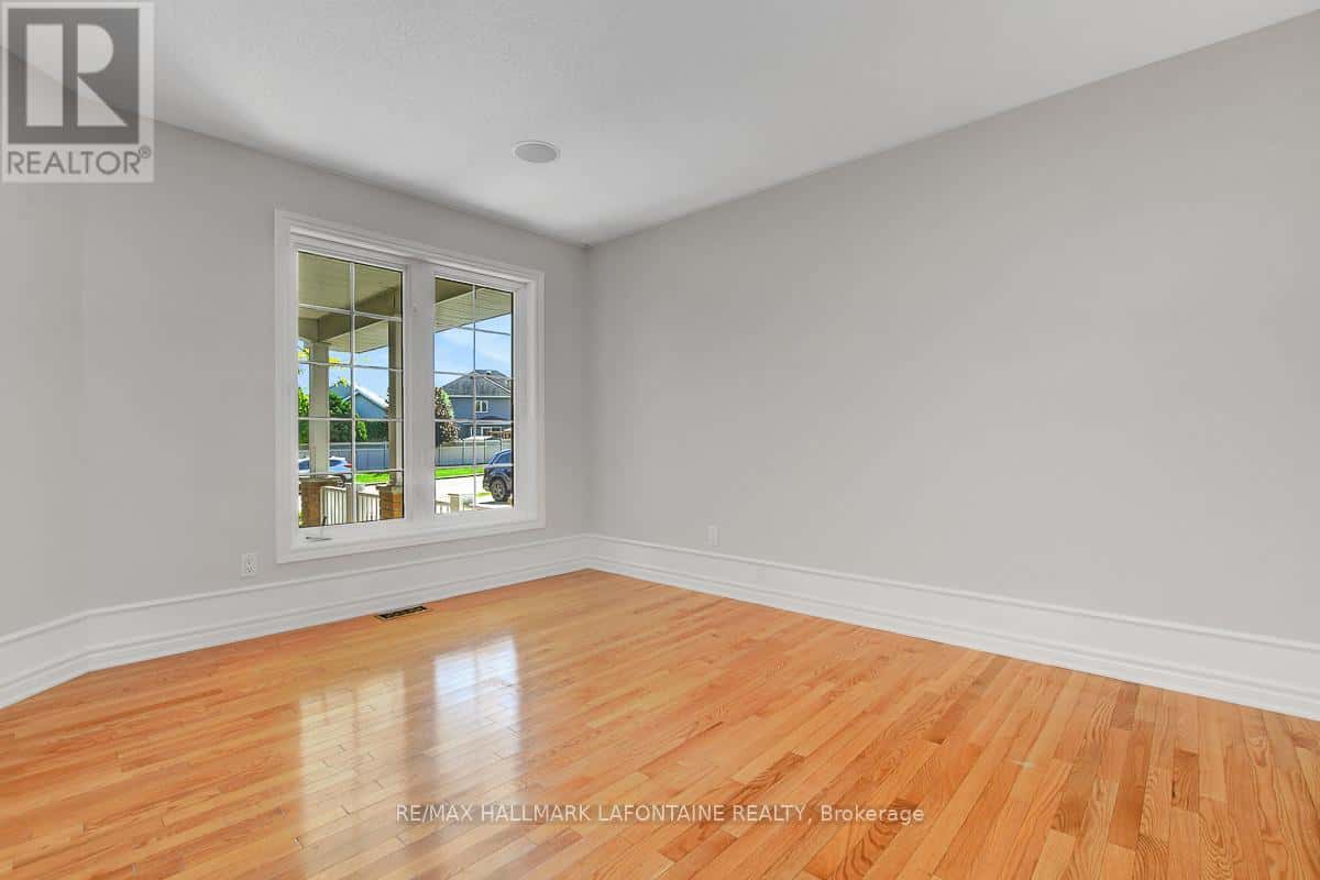 919 SCALA AVENUE — Ottawa, Ontario - Photo 4 of 37