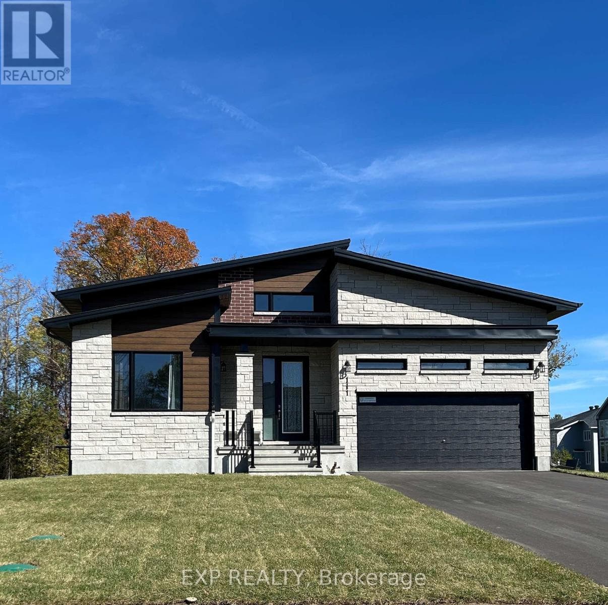 111 FRANK FISHER CRESCENT — Mississippi Mills, Ontario - Main photo