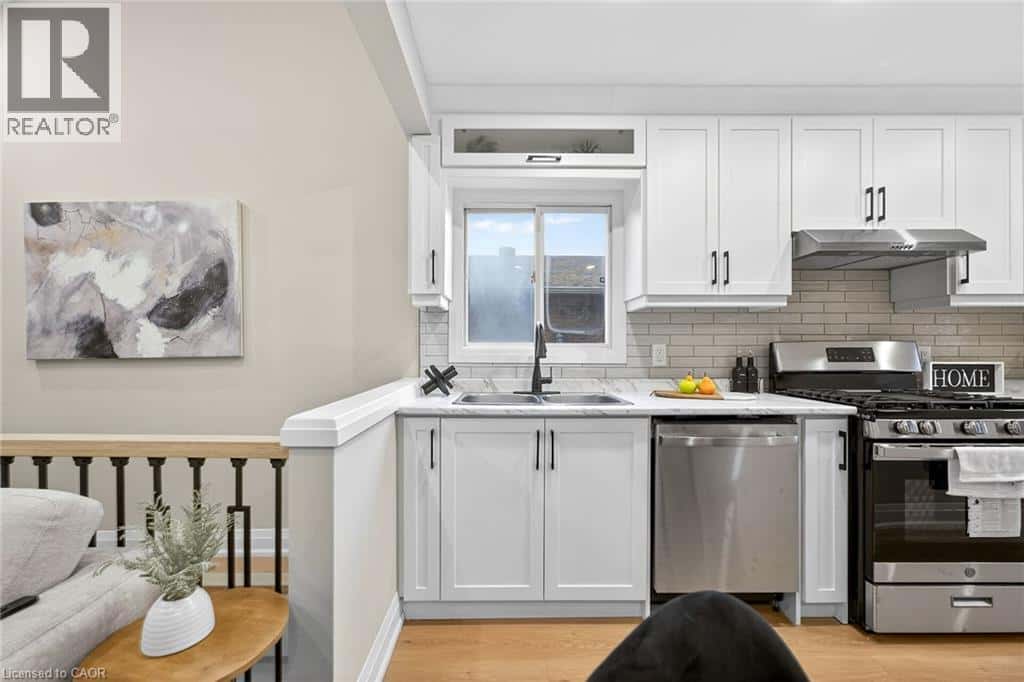 156 WALTER Avenue N — Hamilton, Ontario - Photo 5 of 44