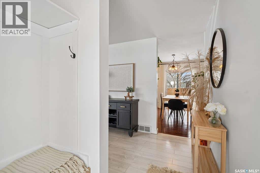 4601 Castle ROAD — Regina, Saskatchewan - Photo 4 of 46